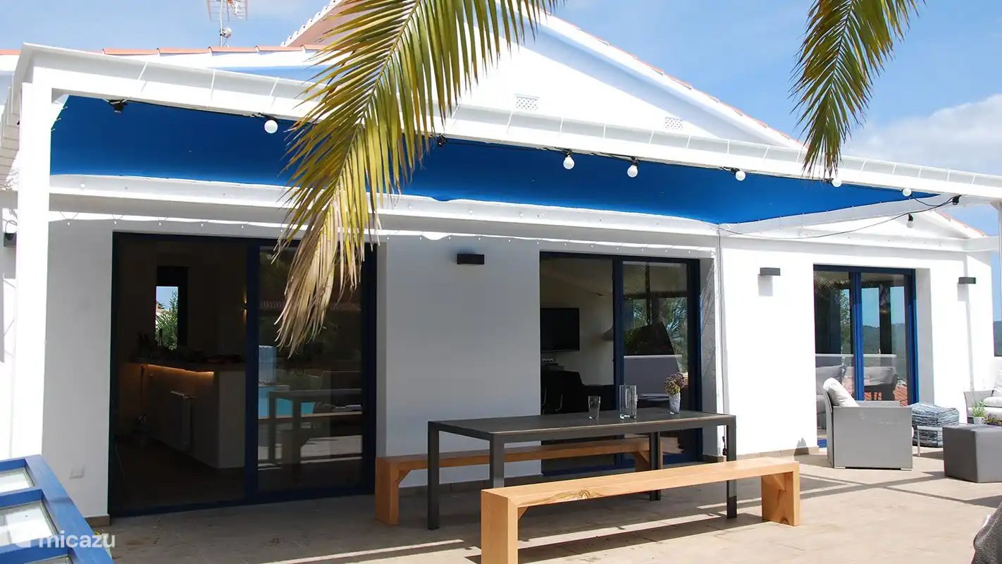 Terrasse mit Esstisch